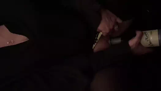 Katie bir şarap barında kedi ile oynuyor