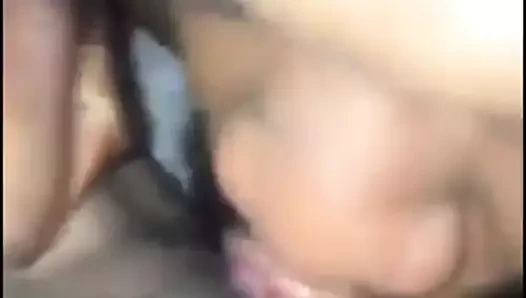 Bay area siyah adam kedi yemeyi seviyor