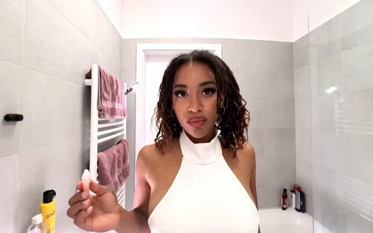 Parlak lateks altın mini etekli ateşli seksi sutyensiz tamamen doğal büyük memeli zenci gerçek üniversiteli kız birden fazla kamerada külotunu çıkarıyor