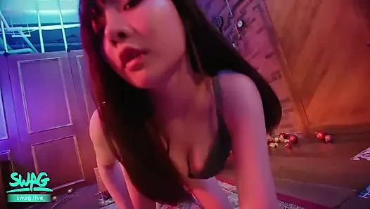 Seksi Asyalı kız tek başına gösteri