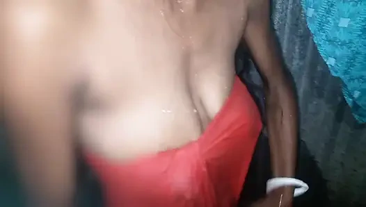 Öğlen banyo yapıyor