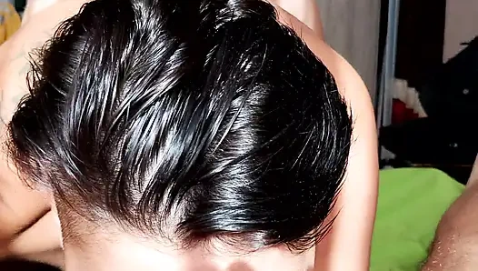 Sabah boşalmak için sakso çekiyor ve yutuyor