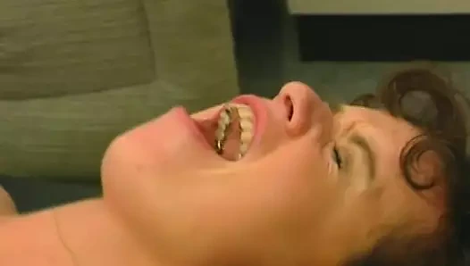 Almanya'dan iki büyük memeli ve vahşi orta yaşlı seksi kadın genç bir adamla oynuyor