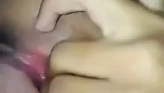 K.Amandinha batendo uma siririca.