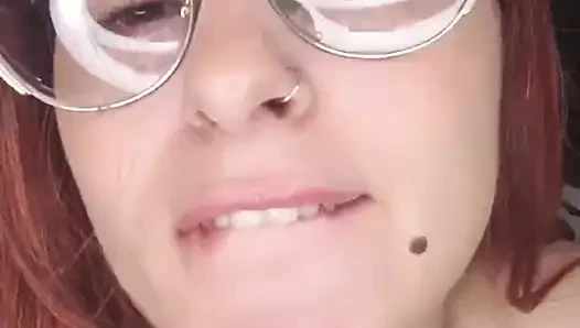 Sevimli kız erkek arkadaşıyla görüntülü görüşmede seks yapıyor - amıyla oynuyor ve mutlu bir sona ulaşıyor