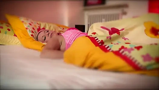 Pembe Saçlı Bebek Yatak Odasında Vahşice Yarak Emiyor