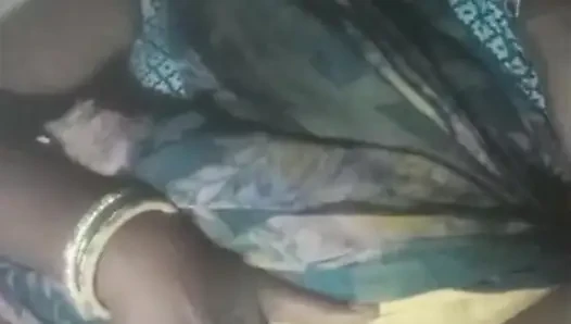 Yangzi apni chut ka ched dikhati hai uska naraj pati jangal me mutthi marta hai