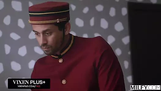 Orta yaşlı seksi kadın çarpıcı orta yaşlı seksi kadın athena zevki için bellboy kullanıyor