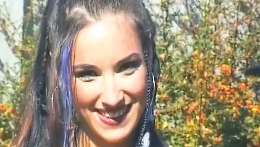 Muhteşem Alman bebek açık havada azgın bir adam tarafından sikiliyor