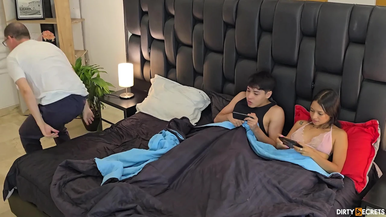 मैं अपनी सौतेली बहन और उसके पिता के साथ बिस्तर साझा करता हूं, और हम उसी बिस्तर में उसकी पीठ के पीछे चोदते हैं