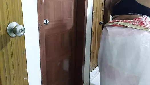 Hintli gerçek 35 yaşındaki hizmetçi karısı evde değilken patronun odasını temizliyor