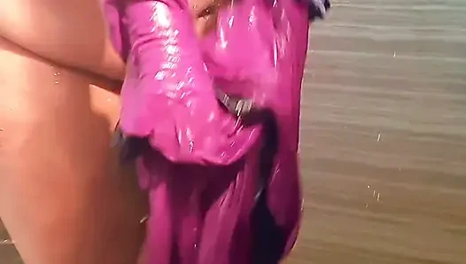 Ateşli orta yaşlı seksi kadın büyük göt ve büyük memeli Arap üvey anne banyoda duşta seks yapıyor