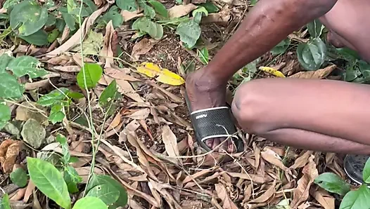 Çalılıkta bir çiftçi tarafından sikiliyor