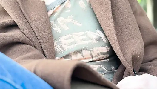Mijn man plagen in een puur shirt met grote doorboorde tepels in Oudoor-koffieplaats