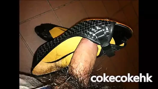 Komşunun açık parmak topuğuna boşalmak