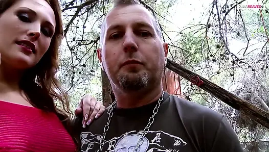 Ateşli kaltak büyük bir yarak sıkı amcığını sikerken zevkle çığlık atıyor