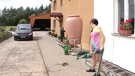 Seksi Alman genç kız arka bahçede büyük yarağa biniyor