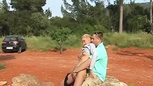 Çekici Alman sarışın açık havada sert sikiliyor