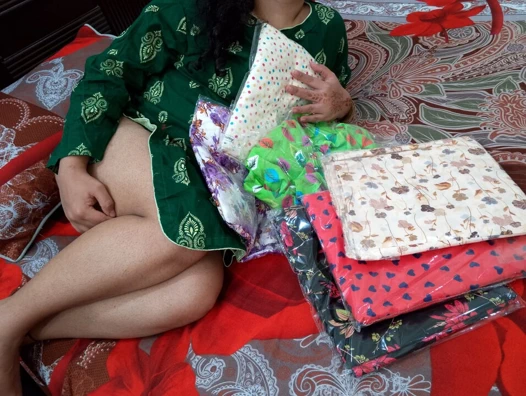 Hintli baldız seksi vücudunu göstererek bedava kıyafet alıyor