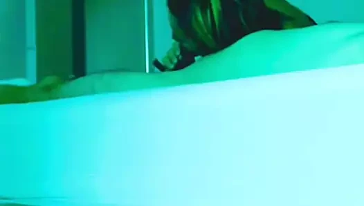 Elle suce et adore la levrette version claire