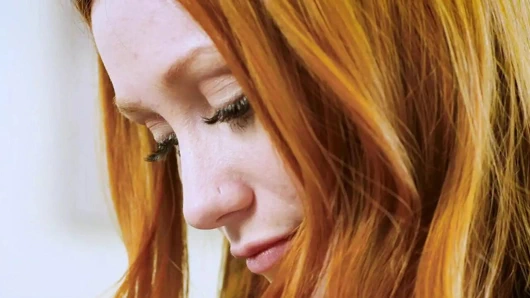 Azgın üvey nine ve üvey anne masum üvey kızına bir profesyonel gibi yarak emmeyi ve sikmeyi öğretiyor