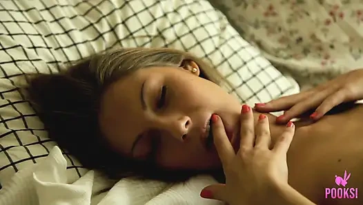 Şımarık göğüsler Roxana genç kızına vibratörle boşaltıyor