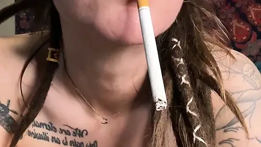 Sigara içen orta yaşlı seksi kadın siyah külot giyerek mastürbasyon yapıyor