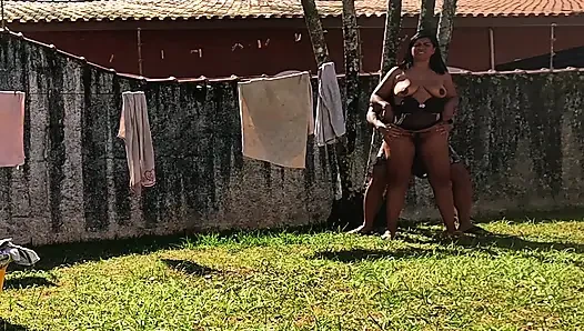 Orada cücesiz kıyafet asan orospu ve cuckold onu orada seviştirdi