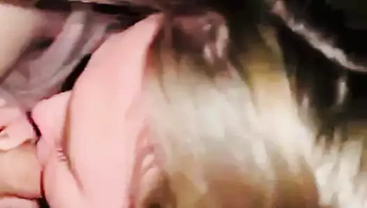 55m fotoğrafçımın sikini sert emdim ve ona sakso çektim ve büyük yarağını boğazımın derinliklerinde eski suyunu tadıyor