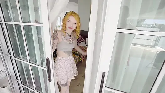 Ben kabinde sıkışırken bir kurtarma çalışanı beni sikiyor