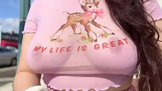 Şeffaf üstte halka açık yürüyüş