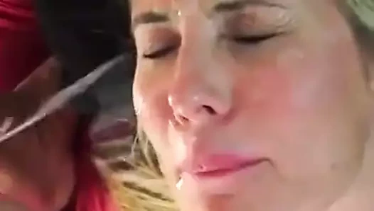 sarışın alır bir dev yüz