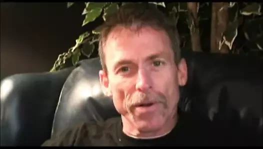 Olgun amatör scott mastürbasyon yapıyor