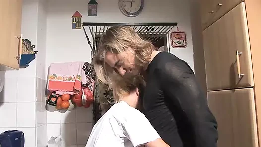 Küçük memeli ve hafif şehvetli orta yaşlı seksi kadınla Almanya'da seks