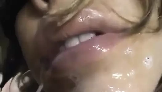 Kıllı amcık sikiliyor ve ağzına boşalıyor