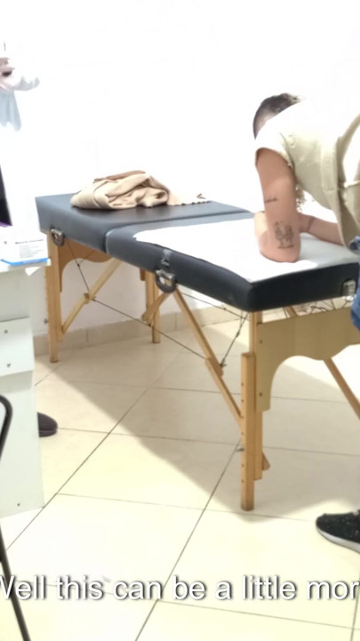 Jinekolog götünde parmaklarıyla rektal muayene yapıyor. | Klip 1