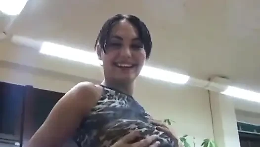 Azgın genç kız büyük şişman bir yarağın her santimini emmeyi ve okşuyor