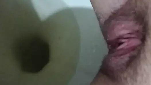 Duşumda işiyorum ve idrarımla oynuyorum