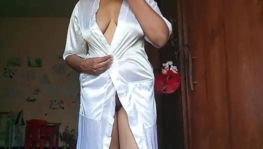 Sri Lankalı öğretmen Anne odasında tek başına