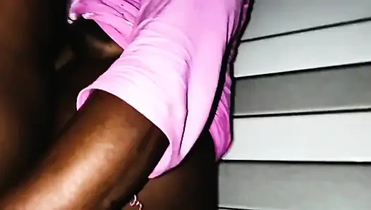 İri göğüslü Hintli kız seks yapıyor