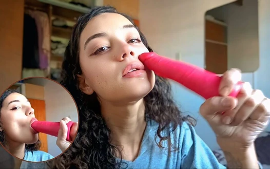 Seksi latin dildo emiyor, gerçekmiş gibi tadını çıkarıyor