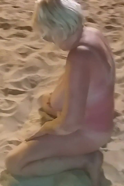 Kumda ateşli okşuyor