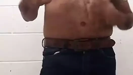 Hermoso hetero peludo vacia sus huevos