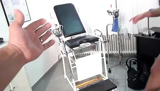 Hastanede amcık kontrolü... Üçlü amcık sikişi