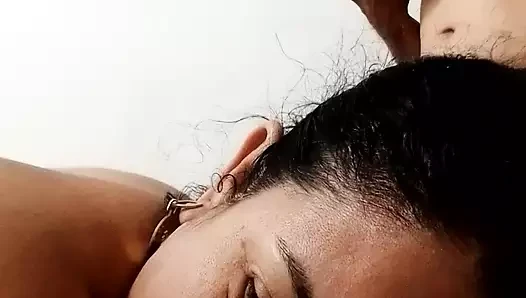 Sürtük kız arkadaşım lezzetli fışkırtan amatör itaatkar bir köle olarak taşaklarımı emmeyi, derin gırtlağımı ve sert anal seksi seviyor