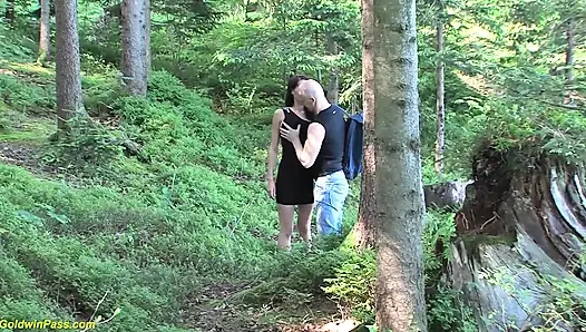 Azgın Alman çift ormanda vahşi sikişiyor