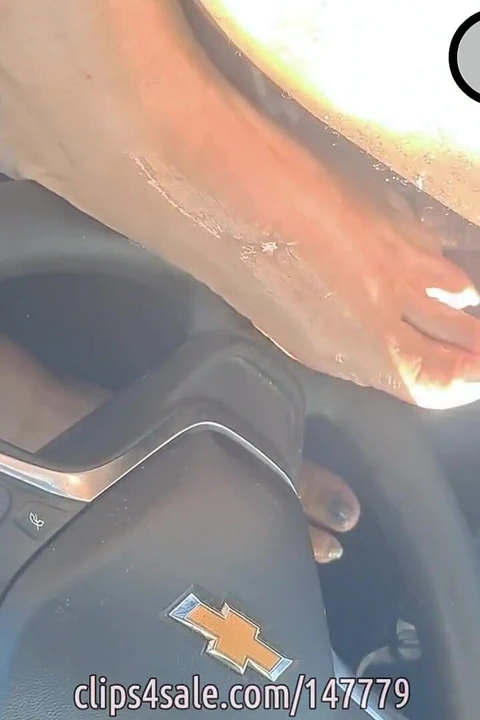 Ladora'nın 10 feet n büyüklüğündeki ayak parmaklarını ilk ayakla mastürbasyonuyla sikiyor