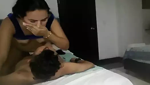 Çalışanı evde tek başıma yakalıyorum ve sikimi doğrudan amına sokuyorum