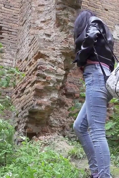 Kızların işemeye geldiği yerde 2 çiş yaparak yamaçta sırılsıklam