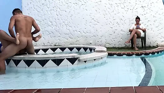 Eski erkek arkadaşım varlığımda başka bir adamla sikişiyor ama kıskançlık hissetmem